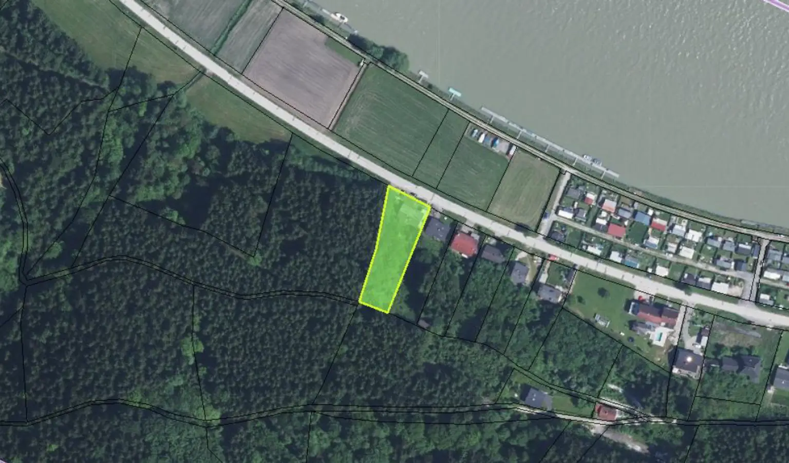 Wohnhaus mit zwei Einheiten und Donaublick