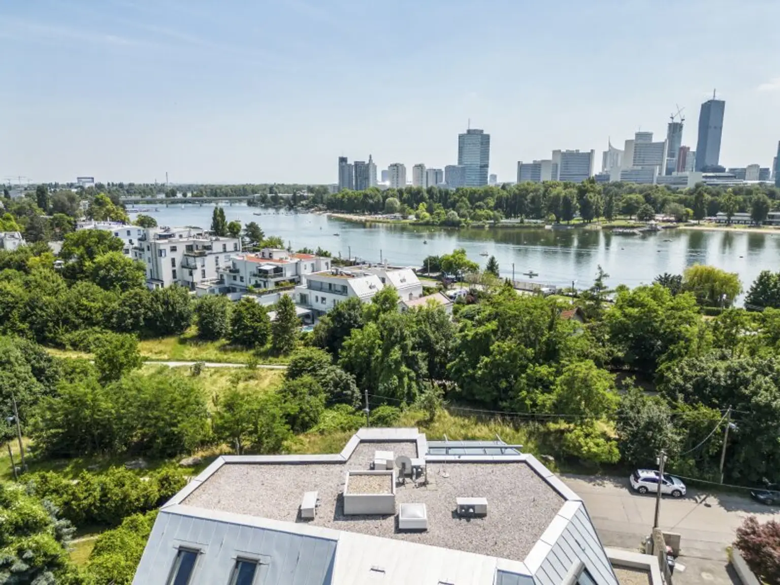 Rarität und Wohntraum! Dachgeschosswohnung mit südwestseitiger Terrasse an der oberen Alten Donau auf Eigengrund! Garagenplatz inkludiert