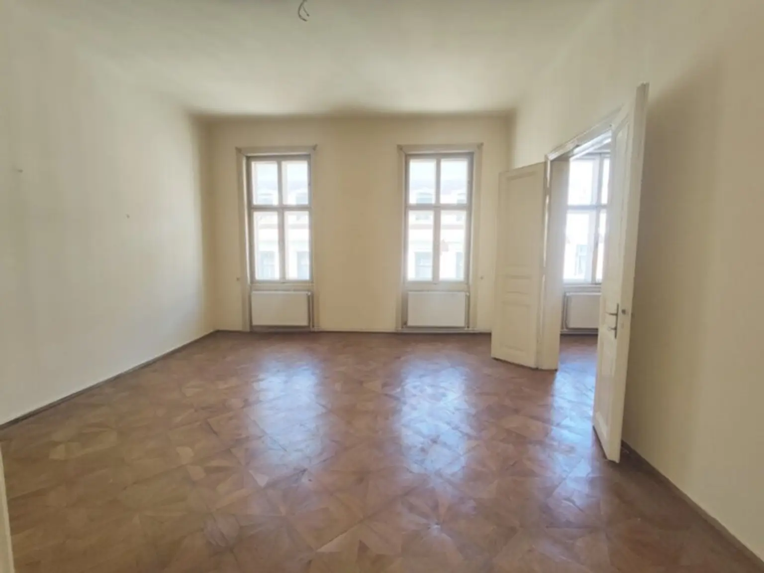 Hörlgasse! Großzügige Altbauwohnung zum selbst gestalten im 3. Liftstock in zentraler Citylage!
