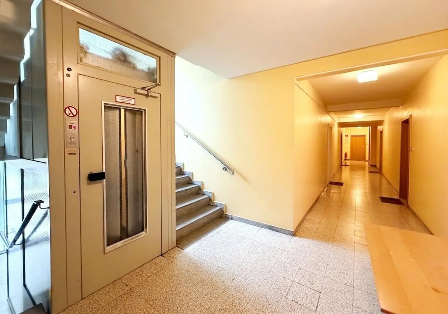 Stiegenhaus mit Lift