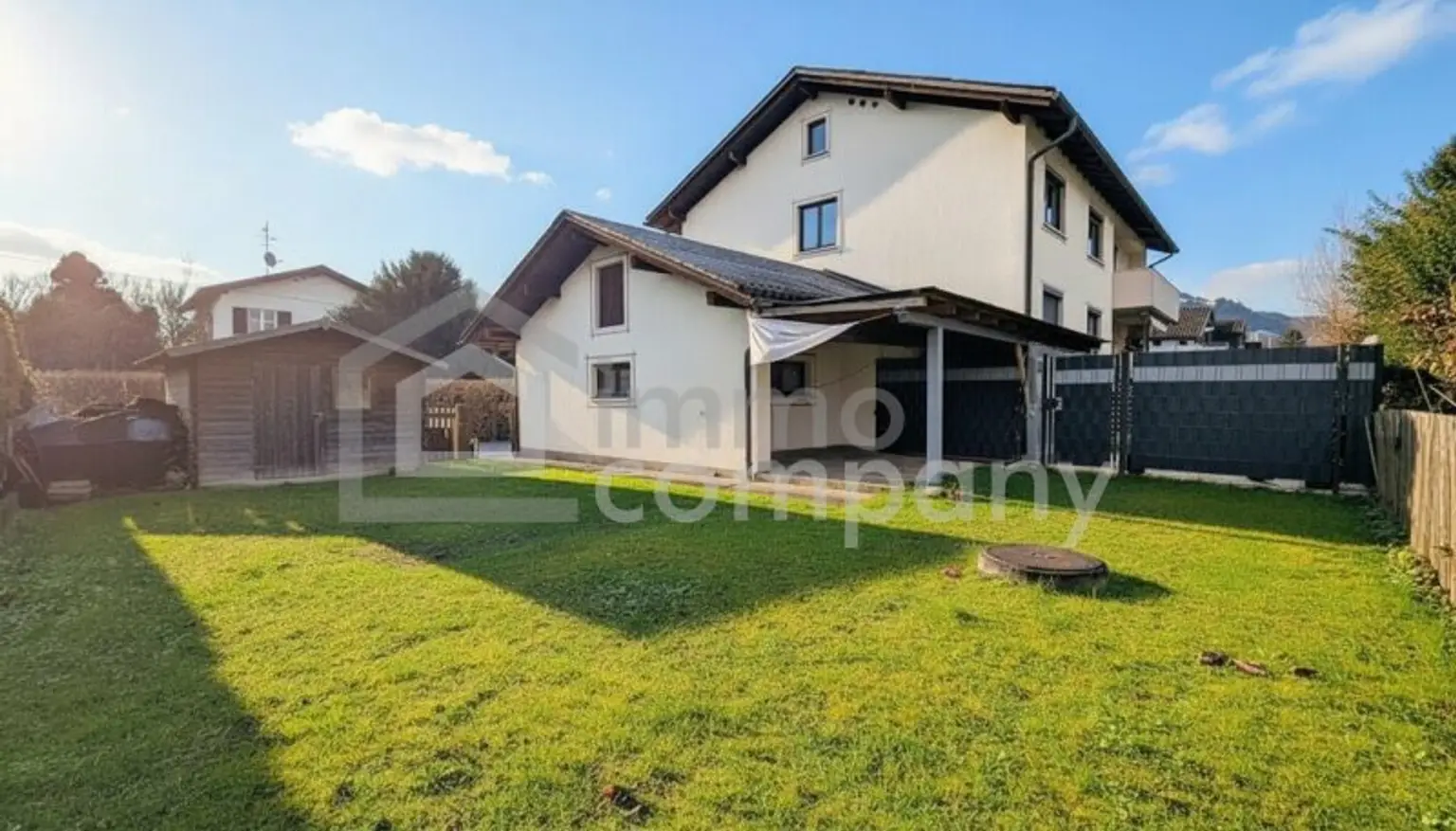 Garten mit überdachter Terrasse