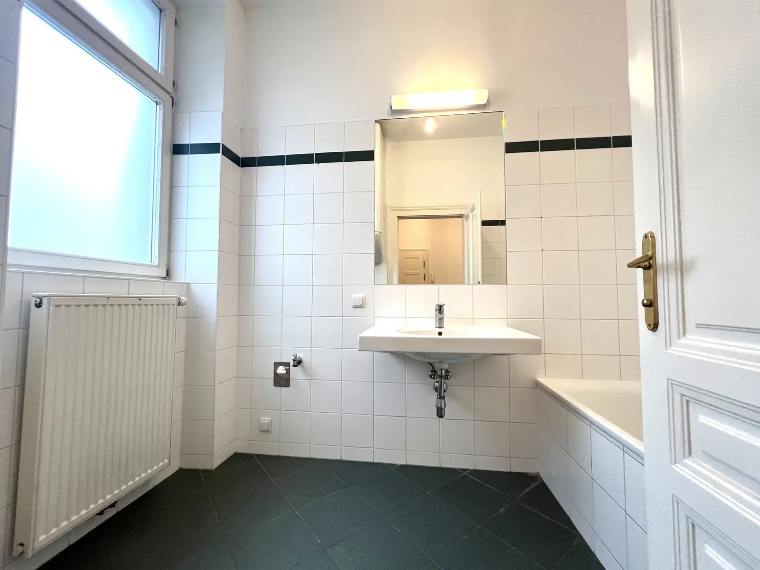 In Renovierung - UNBEFRISTET: Wohnen in Bestlage in einer Altbauwohnung
