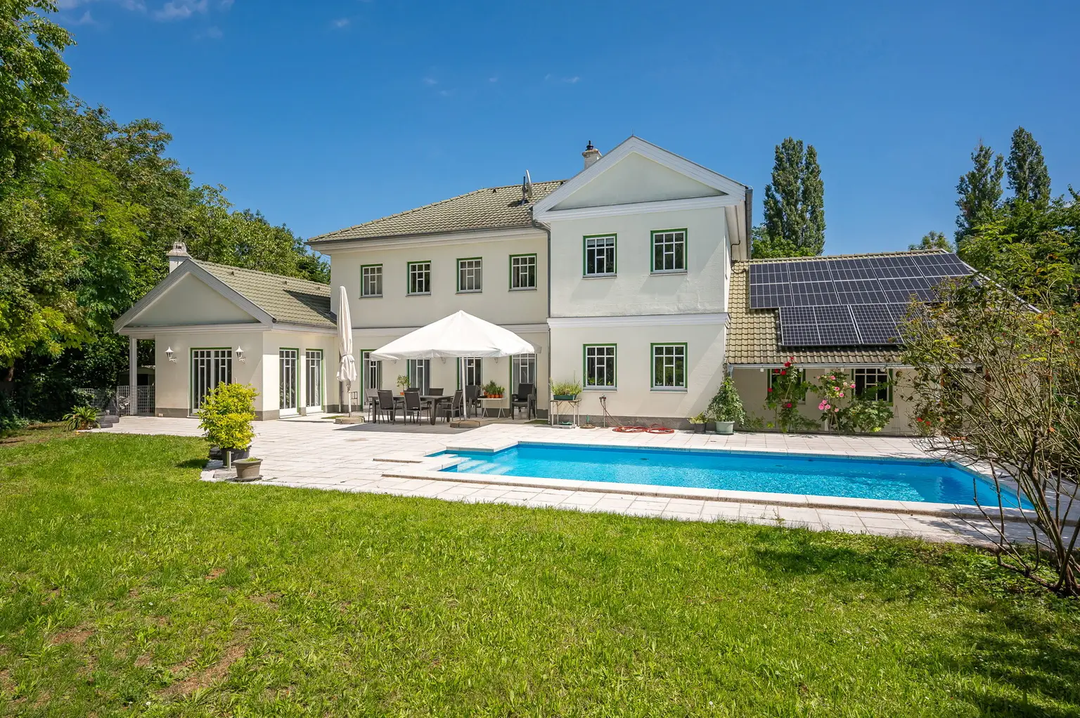 Pool und Hausansicht hinten