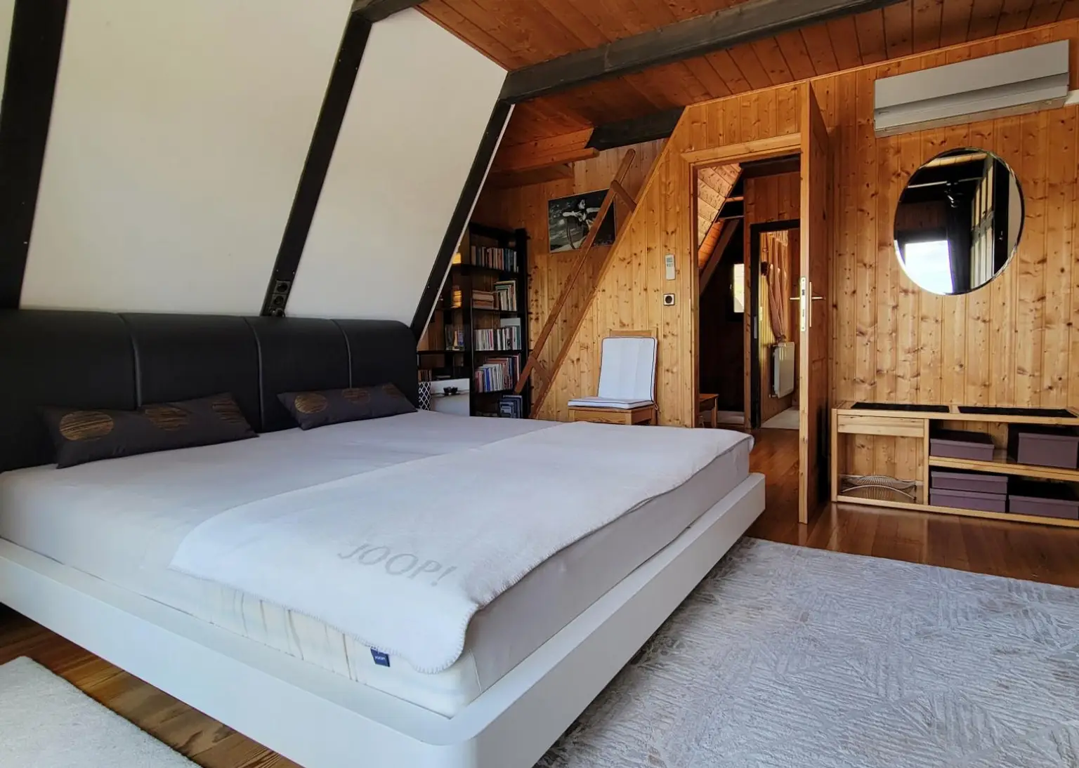 11. Zimmer_OG_1 mit Aufgang zur Mansarde