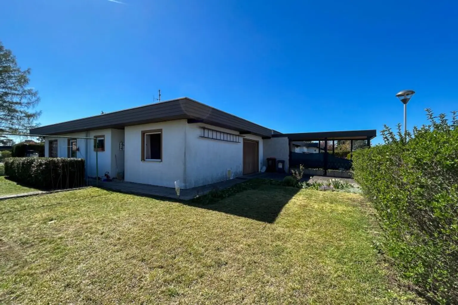 nordöstliche Hausansicht mit Vorgarten