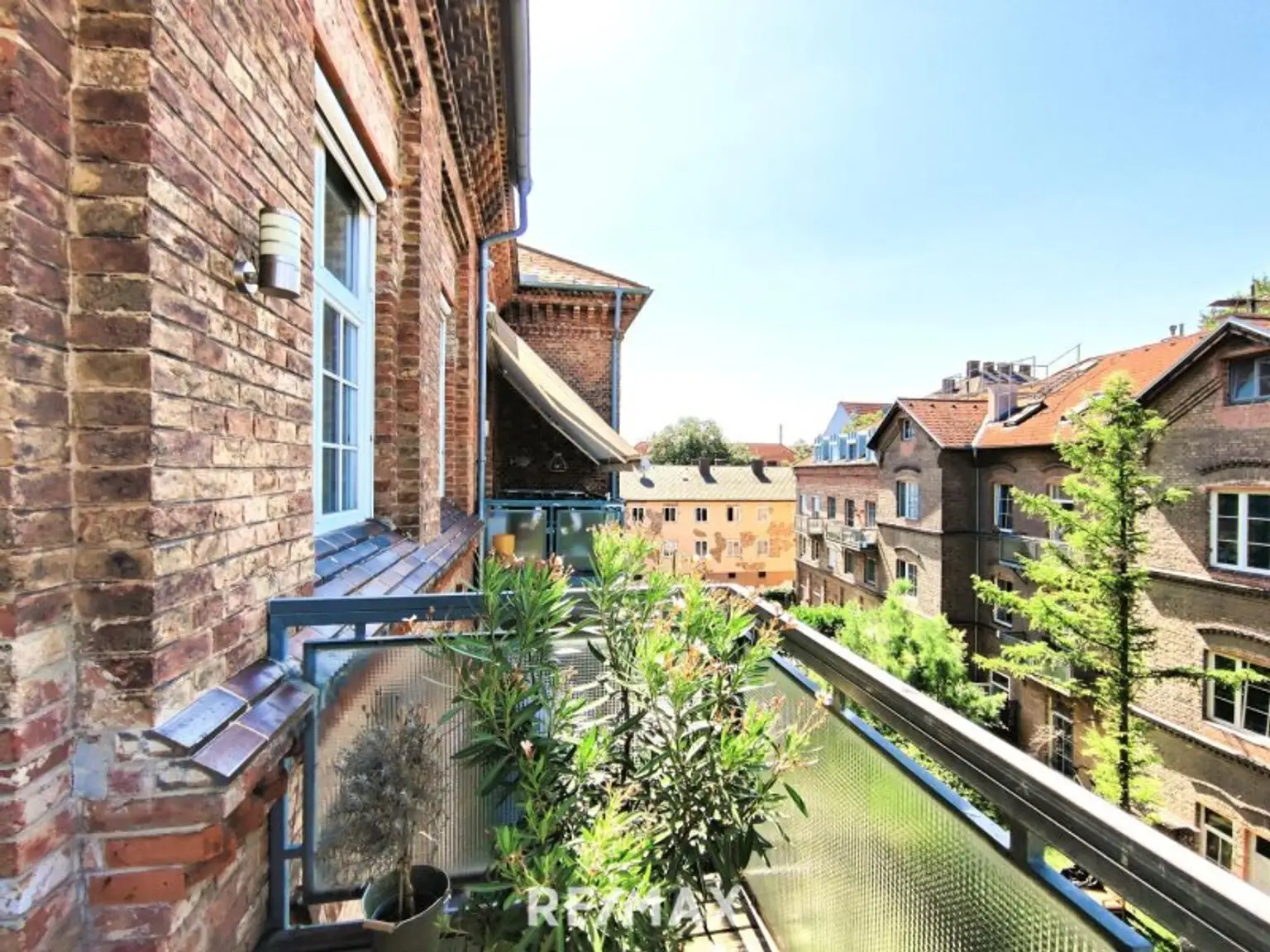 12_Balkon_Wohnzimmer_Aussicht