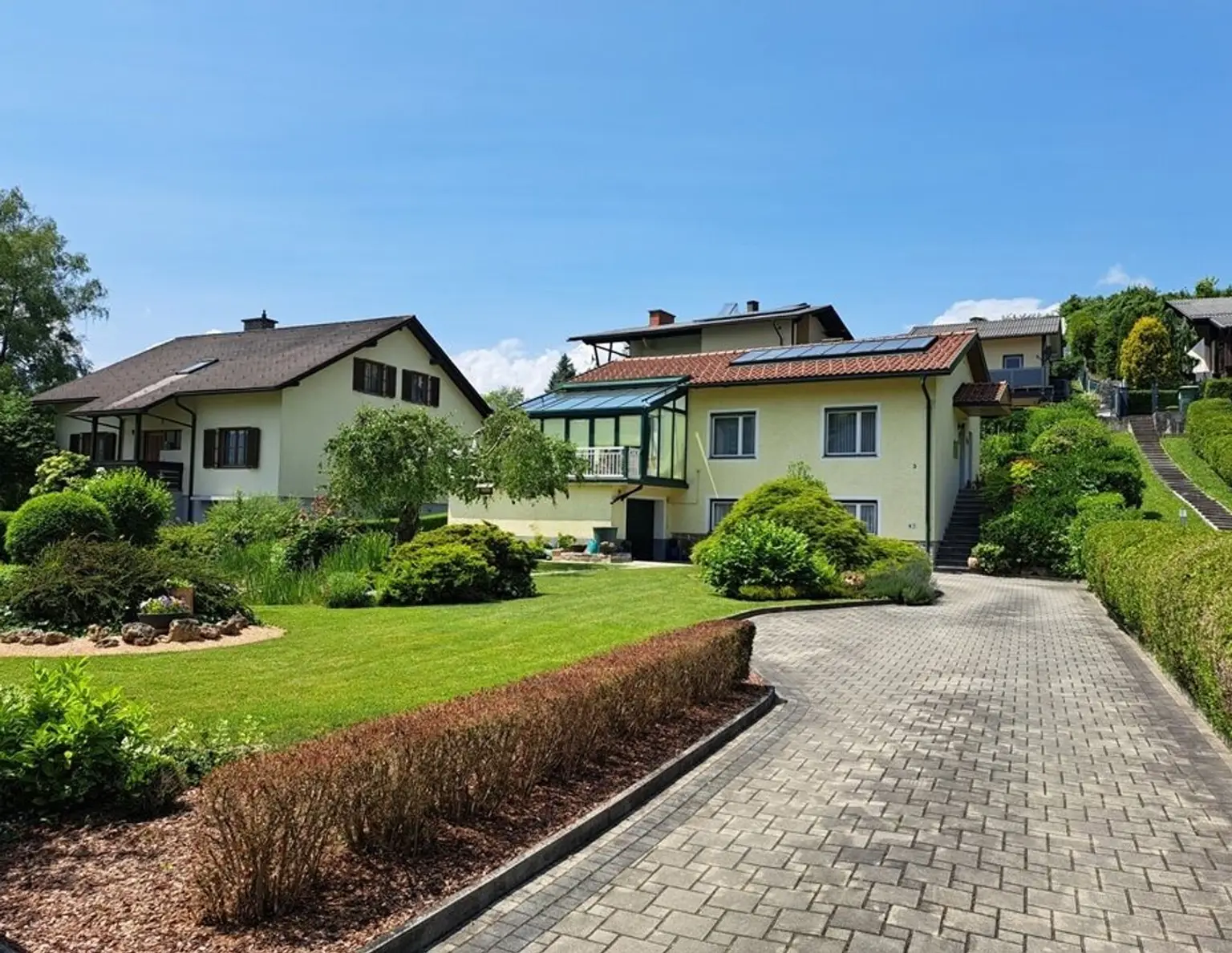 Gartenparadies: Toller Bungalow mit Wintergarten in Top-Lage