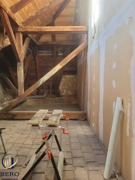 "Diese 5 Zimmer-Altbauwohnung mit sonniger Terrasse wartet genau auf SIE"
