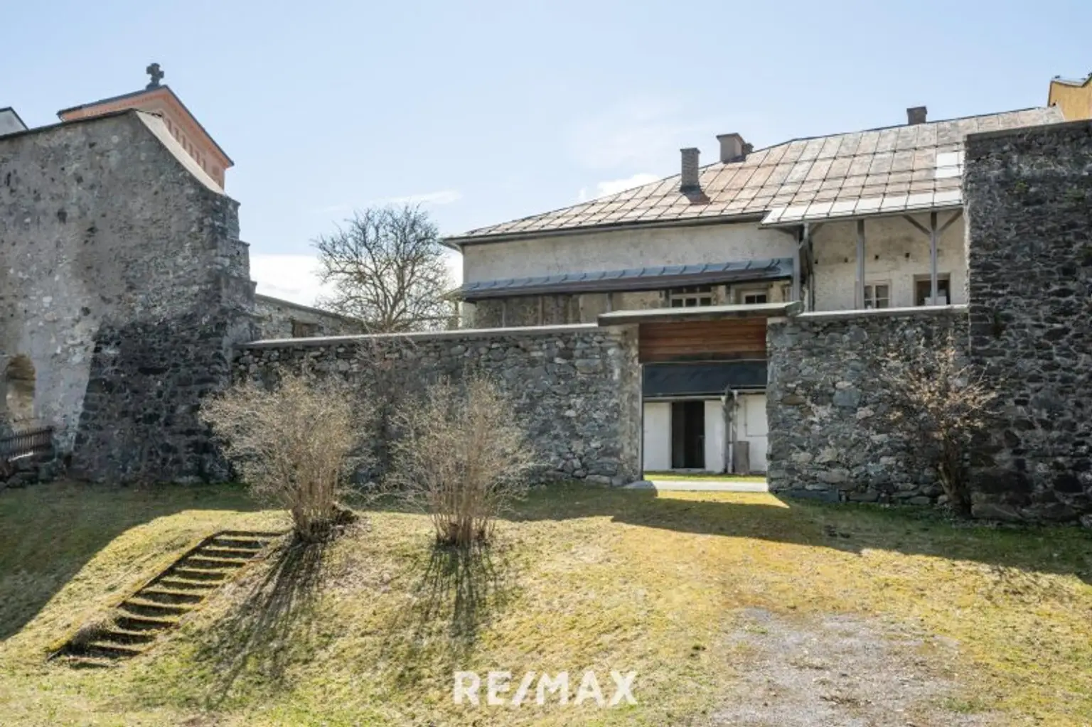 Grund mit Stadtmauer