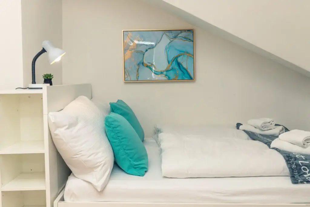 Vollmöblierte Dachgeschoss-3-Zimmer-Wohnung Nähe WU/ WG geeignet