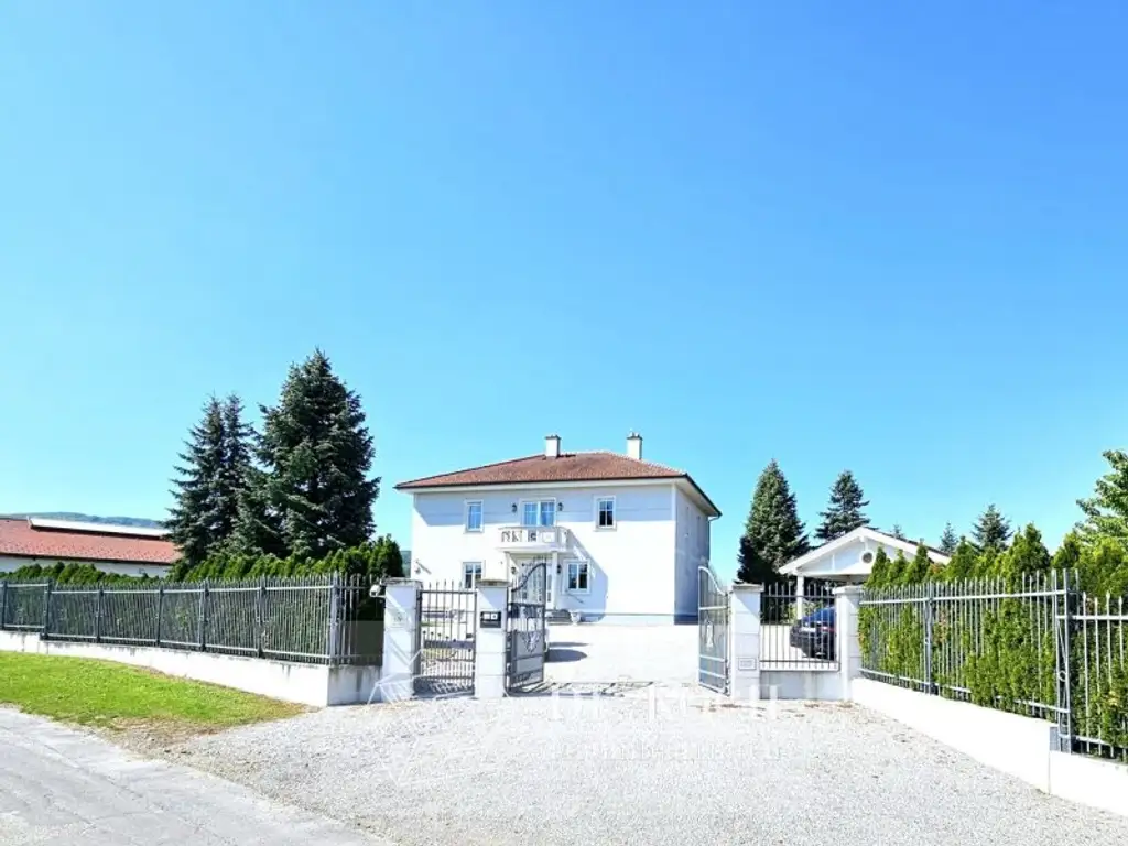 Traumhafter Landsitz im Villenstil mit Pferdeställen!