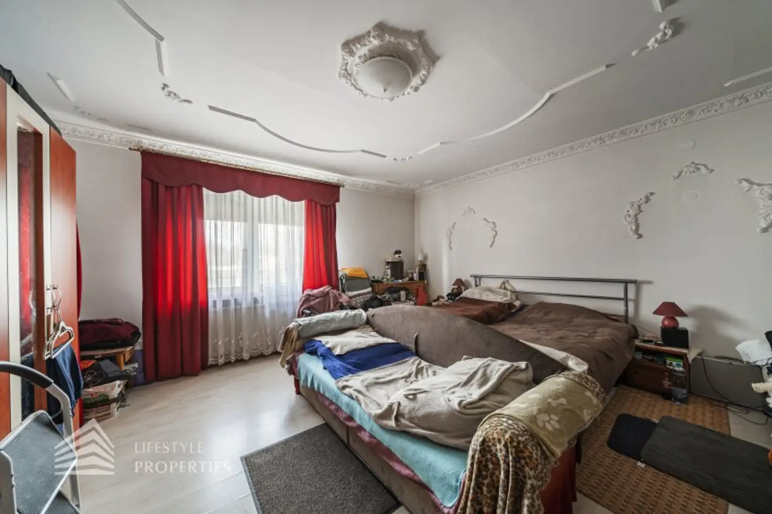 Geräumiges renovierungsbedürftiges Einfamilienhaus mit großen Garten