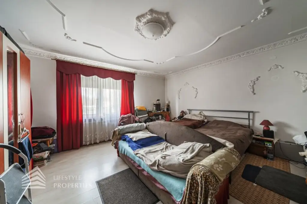 Geräumiges renovierungsbedürftiges Einfamilienhaus mit großen Garten