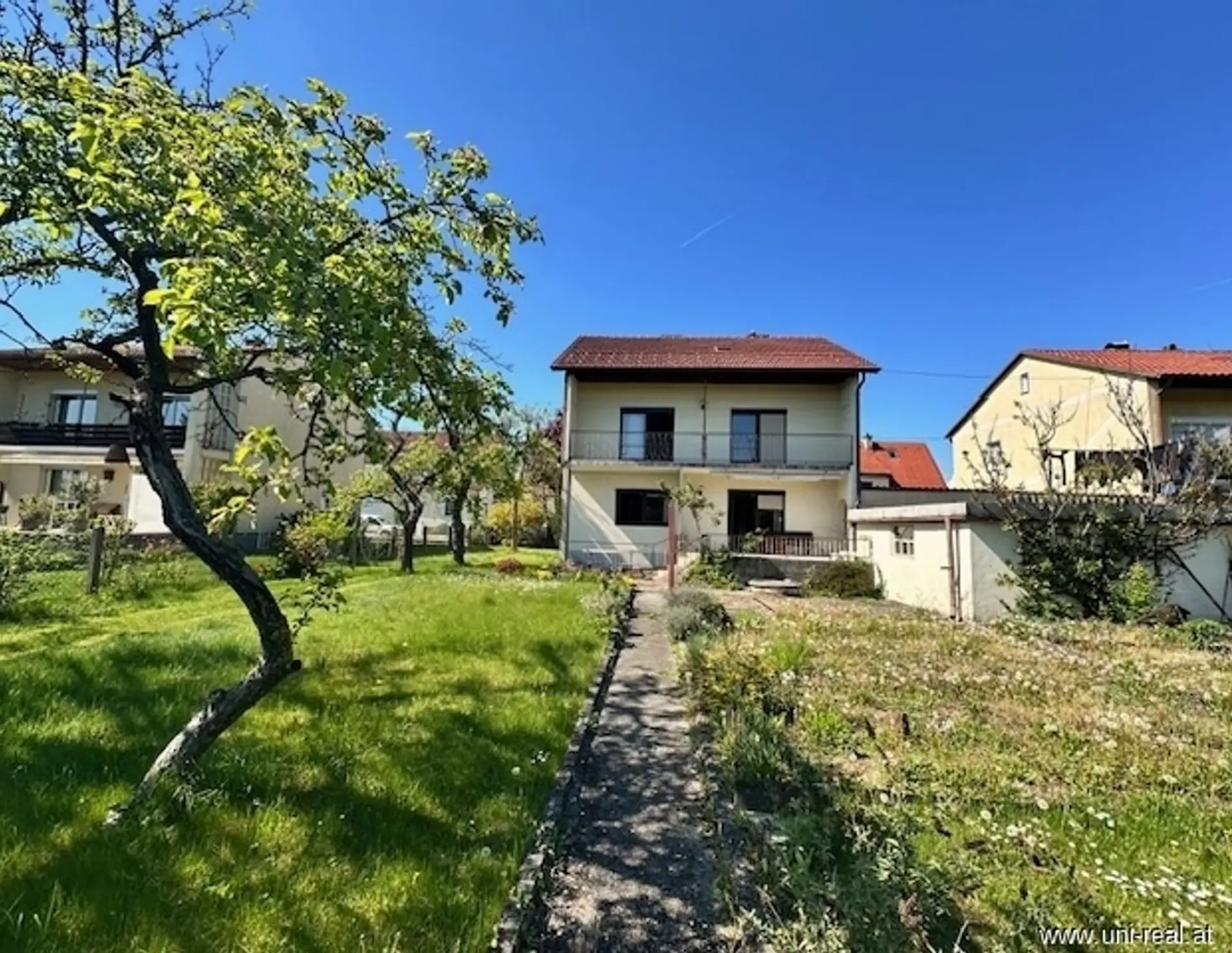 - Uni-Real - Unterkellertes Haus mit 5 Zimmern, Dachboden, Garten U. Garage