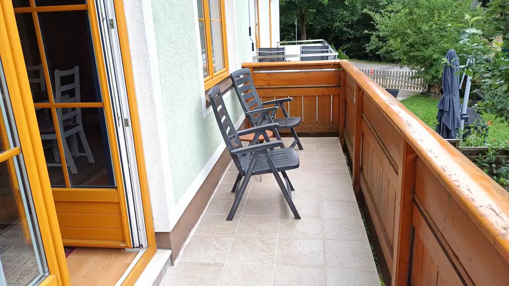 Doppelhaushälfte mit Keller, Garten, Carport und Lounge
