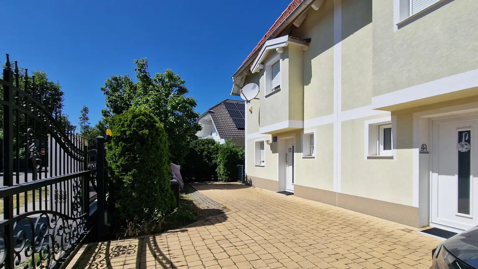 Niedrigenergie-Doppelhaushälfte in Mauer. 5 Zimmer, Terrasse, Garten und Autostellplatz