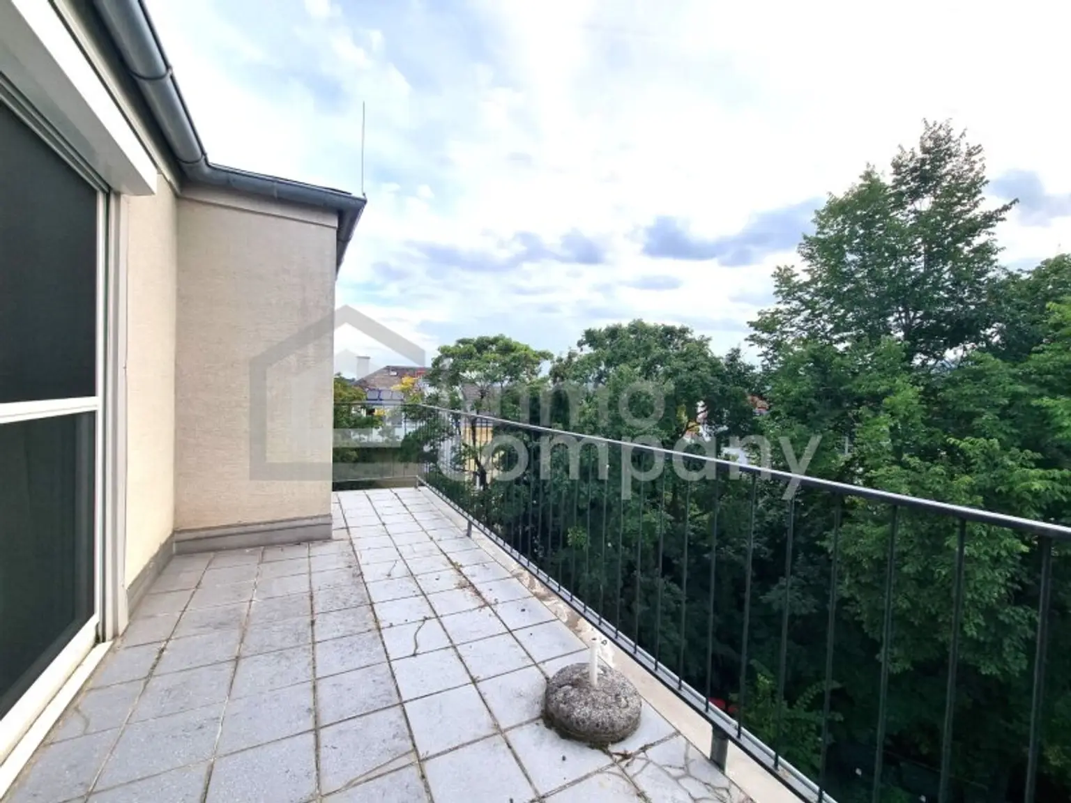 TRAUMHAFTE DACHGESCHOSSWOHNUNG mit zwei Balkonen in Baden!
