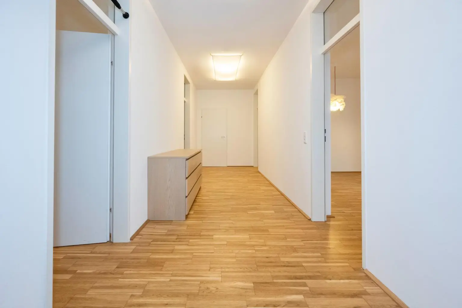 93,78 m² WOHNFLÄCHE – 72,32 m² GARTEN/TERRASSE – SOFORT VERFÜGBAR! Moderne Erdgeschosswohnung mit Garten/Terrasse und Parkplatz in zentraler Ruhelage!