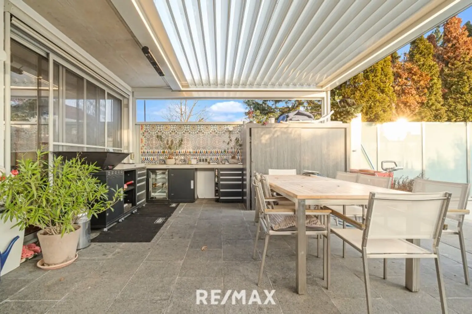 Sommerküche m.Grill, el. Lamellendach u. Beschattung