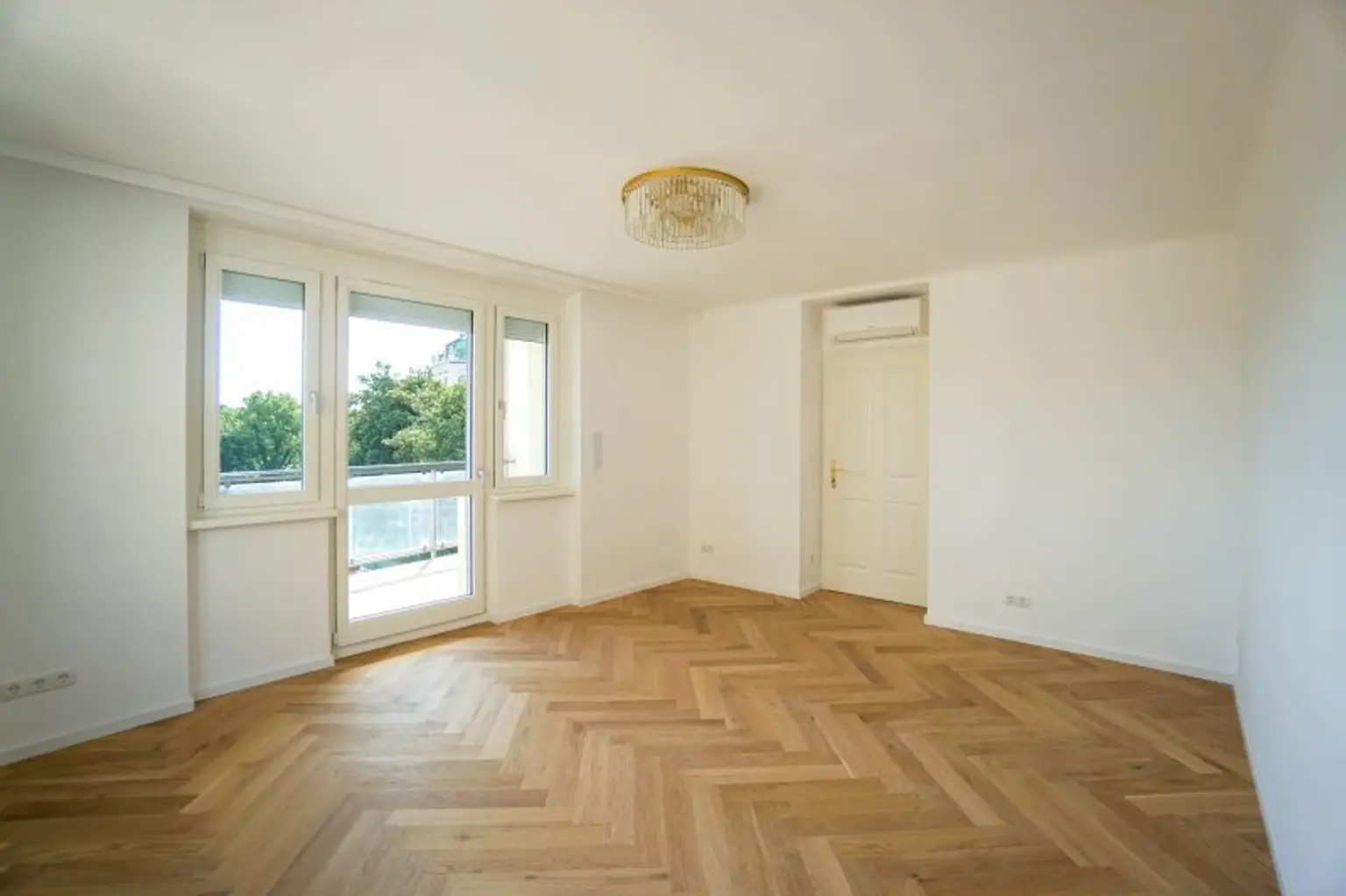 Zimmer 2 mit Ausgang zum Balkon