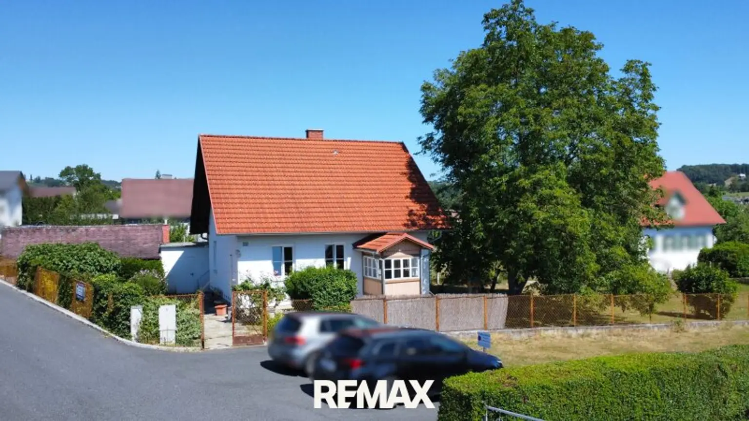 Haus mit Parkplätzen