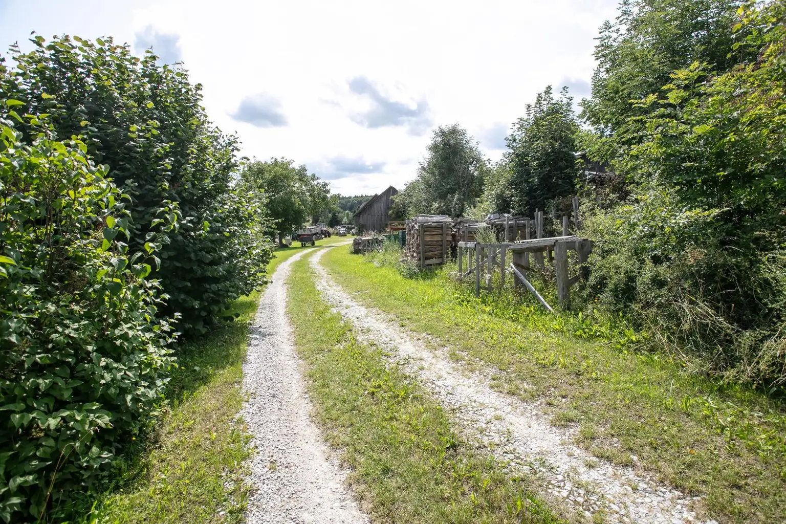 Sanierungsbedürftiger Bauernhof mit Hobby-Autowerkstatt in idyllischer Lage