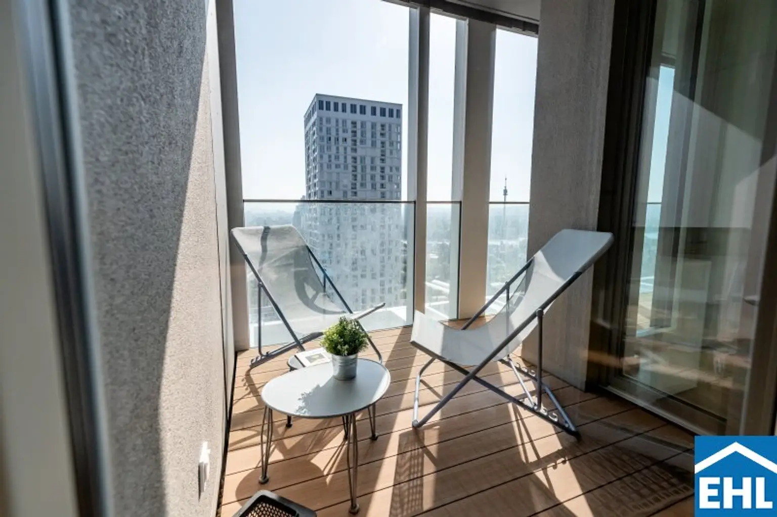 Stylische 1,5-Zi.-Wohnung mit Loggia & Rooftop Pool | TOWER HOMES im V22