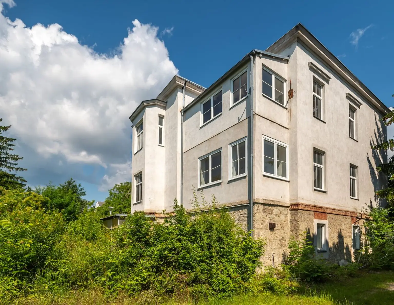 ++NEU++ Tolle Zinsvilla mit uneinsehbarem Grund in Bad Vöslau, großes Ausbaupotenzial!