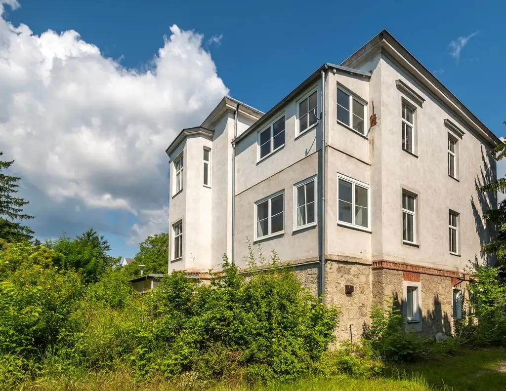 ++NEU++ Tolle Zinsvilla mit uneinsehbarem Grund in Bad Vöslau, großes Ausbaupotenzial!
