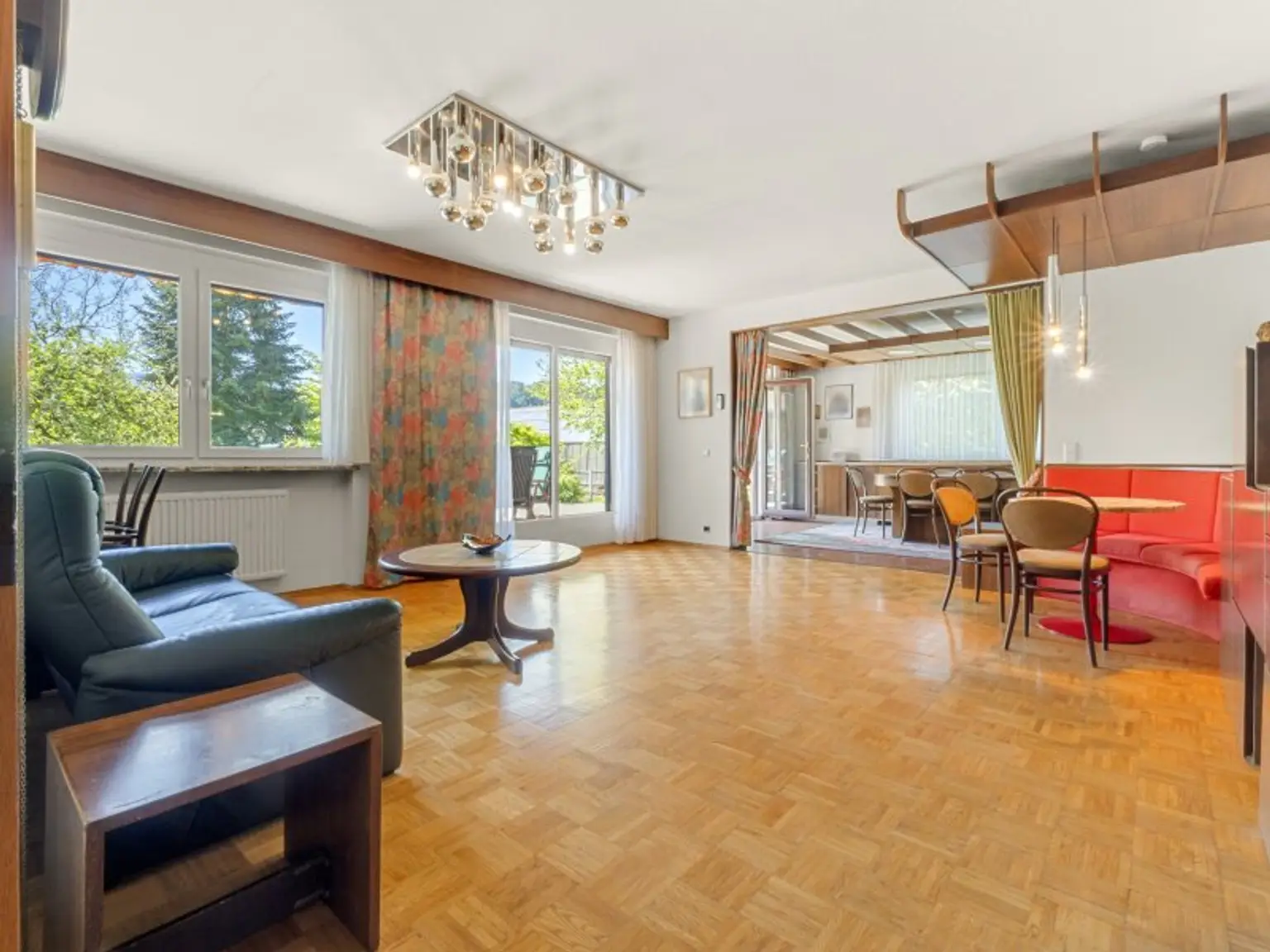 Schöner, gepflegter 270m² Bungalow mit 2 Wohnungen und 1.318m² Grund in Viktring in ruhiger sonniger Aussichtslage!