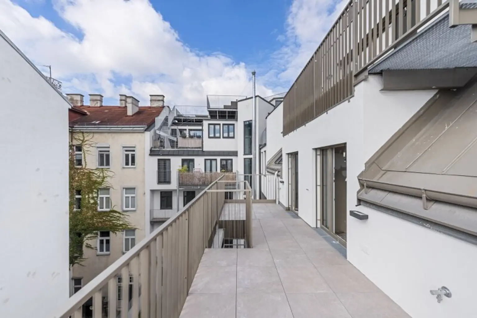 DAHEIM IN HERNALS - DACHGESCHOSS MIT HERRLICHER SÜD-TERRASSE