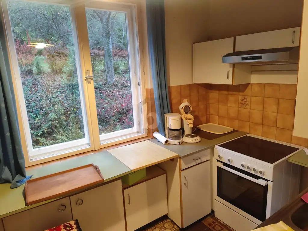 FAMILIENIDYLLE MIT GARTEN