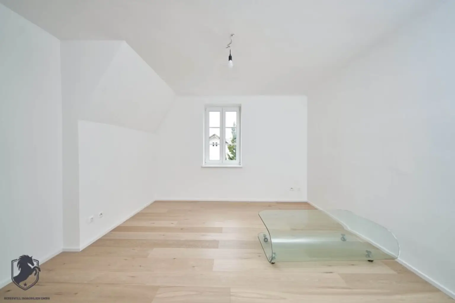 Außergewöhnliche Villa mit drei Wohneinheiten, Gewerbeeinheit & teilbarem Grundstück