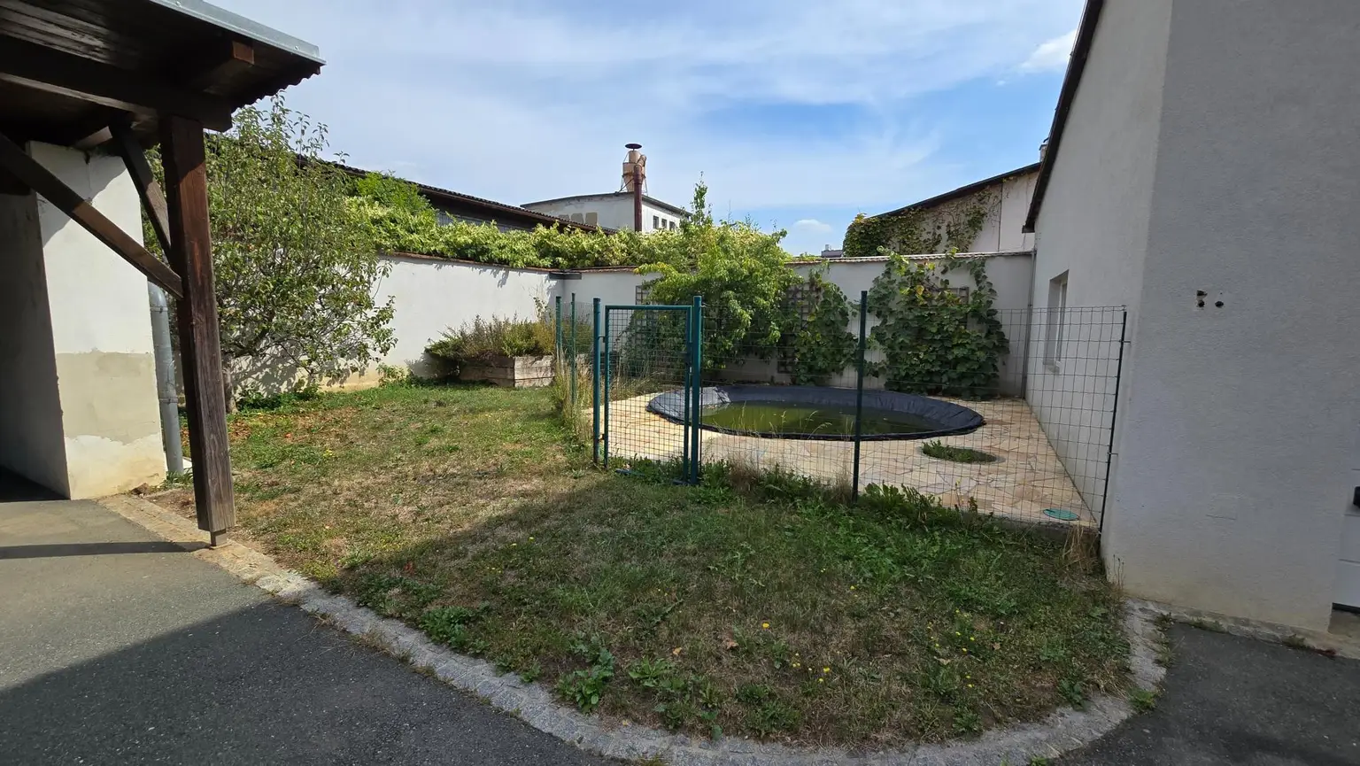 Vielseitiges Einfamilienhaus mit Pool, Garagen und großem Potenzial in Leibnitz