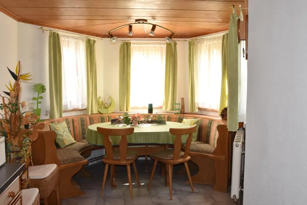 Wohnhaus mit Wintergarten, schönem Garten und Pool im Mostviertel