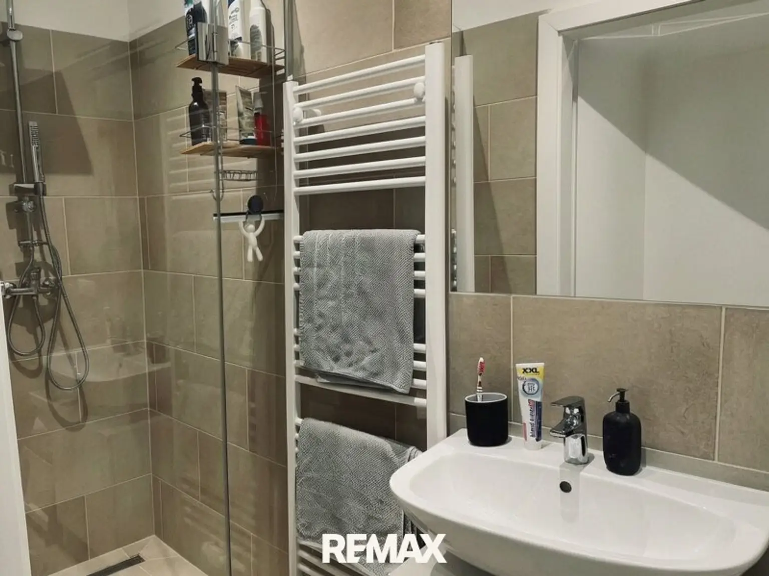 Badezimmer mit Waschtisch und Dusche