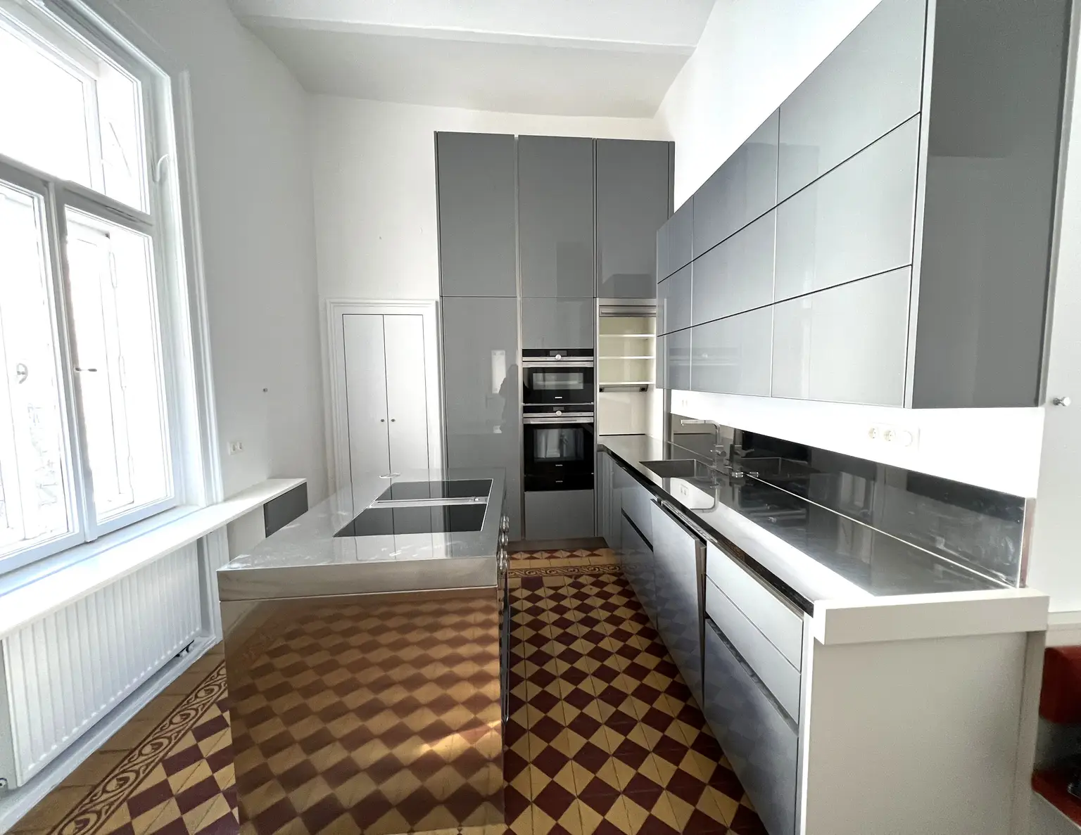 In Vorbereitung: Ansprechendes Apartment mit Terrasse und mit Blick in palais-artigen Garten / Exquisite apartment with terrace and view of the palatial garden
