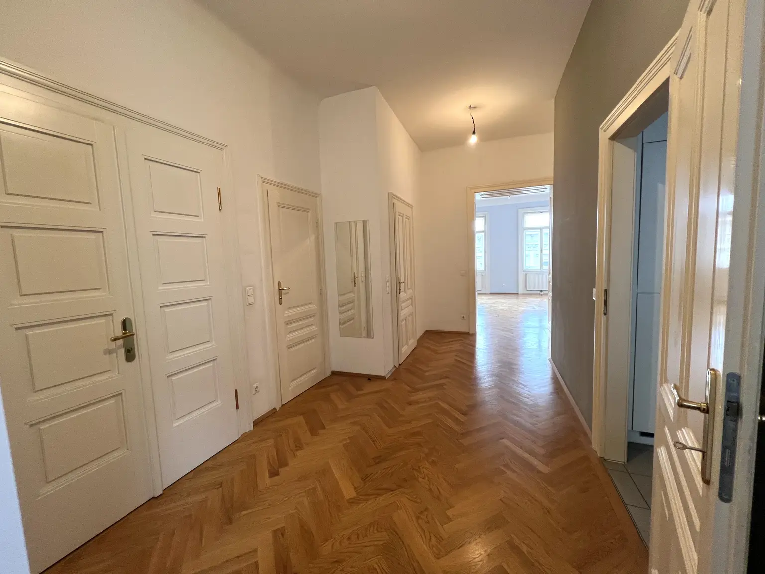 Wohnen in Bestlage: Schöne 4-Zimmer Altbauwohnung