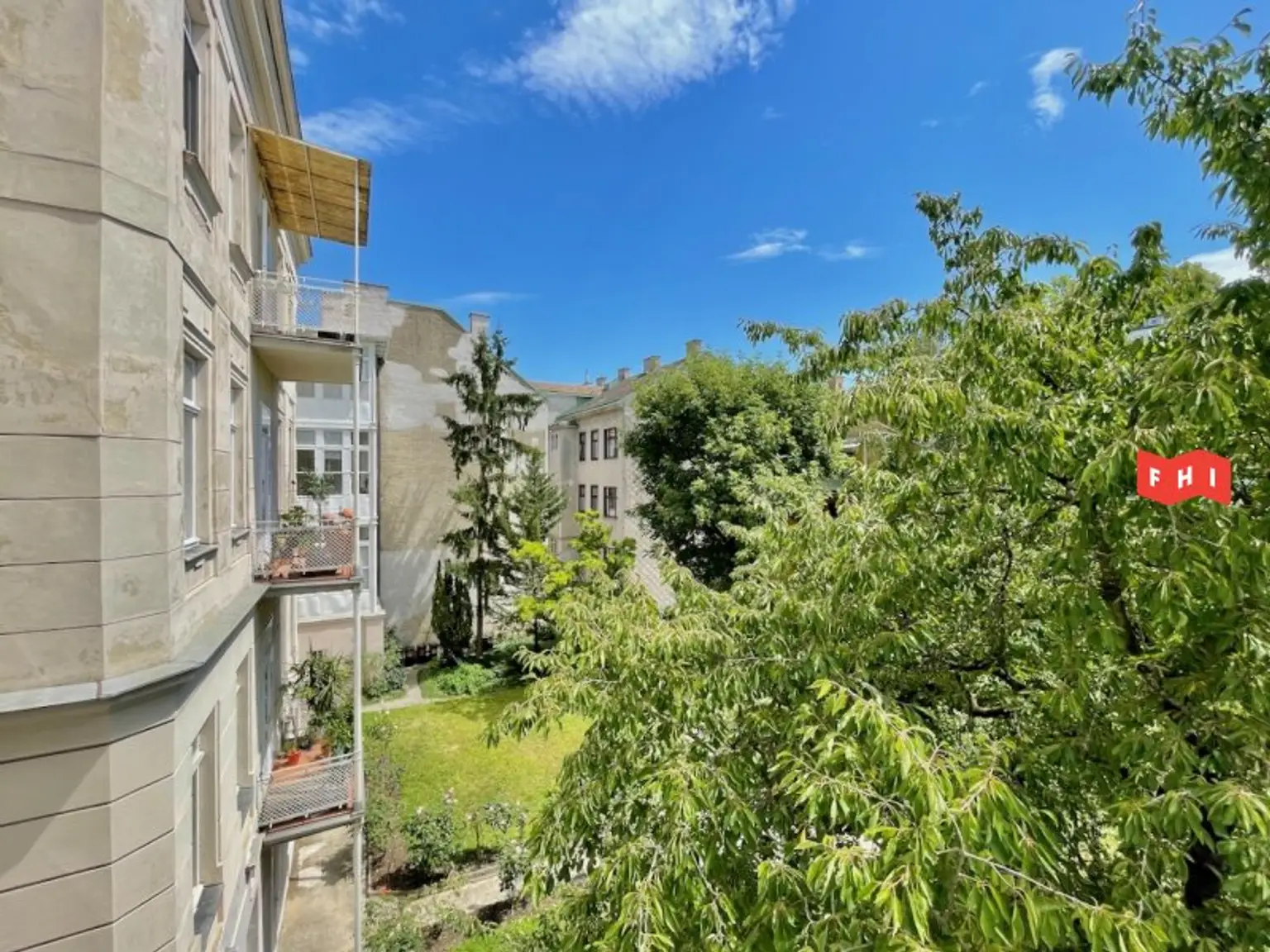 Unbefristete 140m² Stilaltbaumiete mit verglaster Wintergartenveranda, Gartenblick u. historischen Kachelöfen