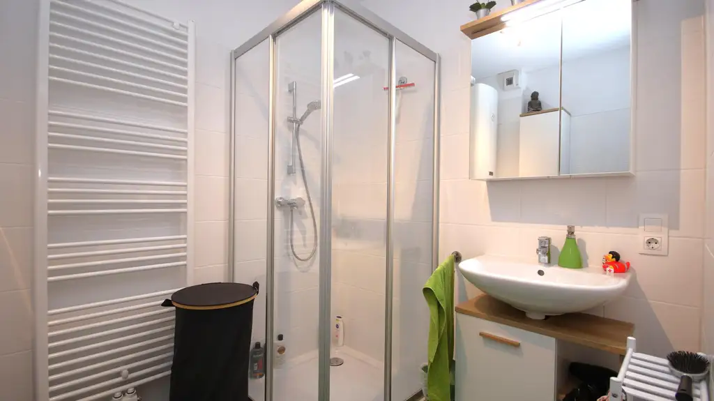 Bezugsfertige vollmöblierte 2-Zimmer-Wohnung mit Balkon