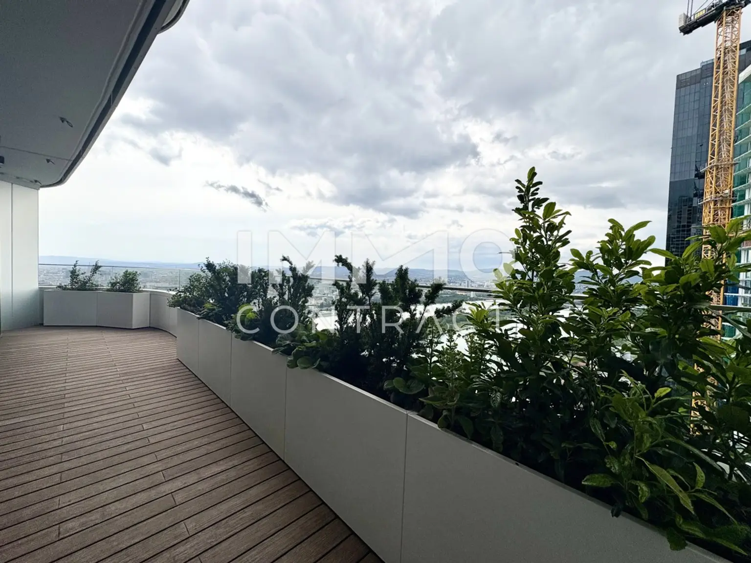 Ausblick wohin das Auge reicht: Geräumiges Apartment mit Annehmlichkeiten (Gym, Pool, Spa, Lounges,)