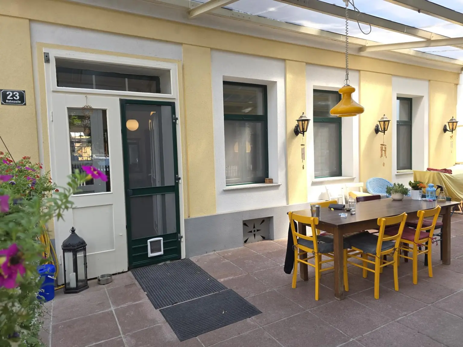 Überdachte Terrasse vorm Haus