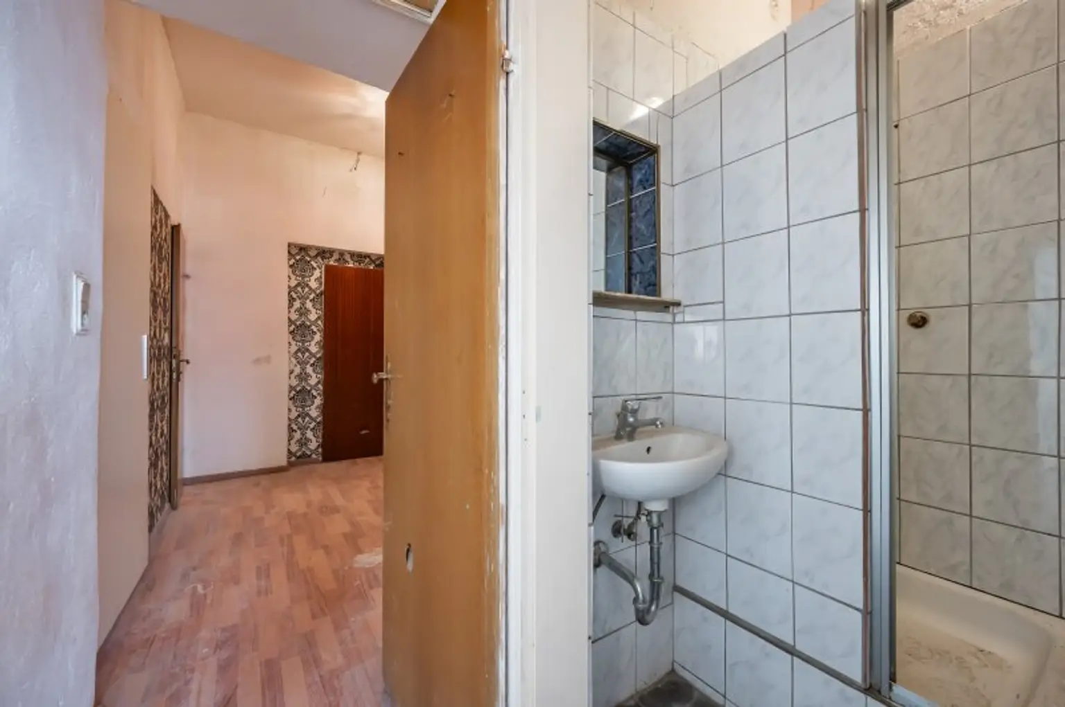 ++NEU++ Renovierungsbedürftige 4-Zimmer Altbauwohnung im Erdgeschoss!