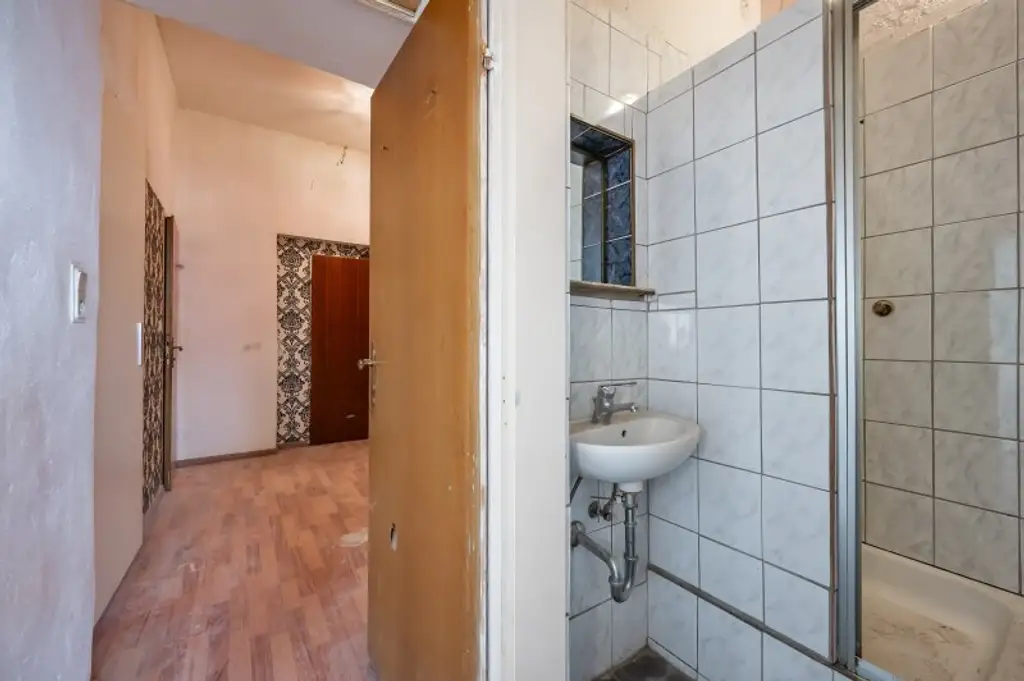 ++NEU++ Renovierungsbedürftige 4-Zimmer Altbauwohnung im Erdgeschoss!