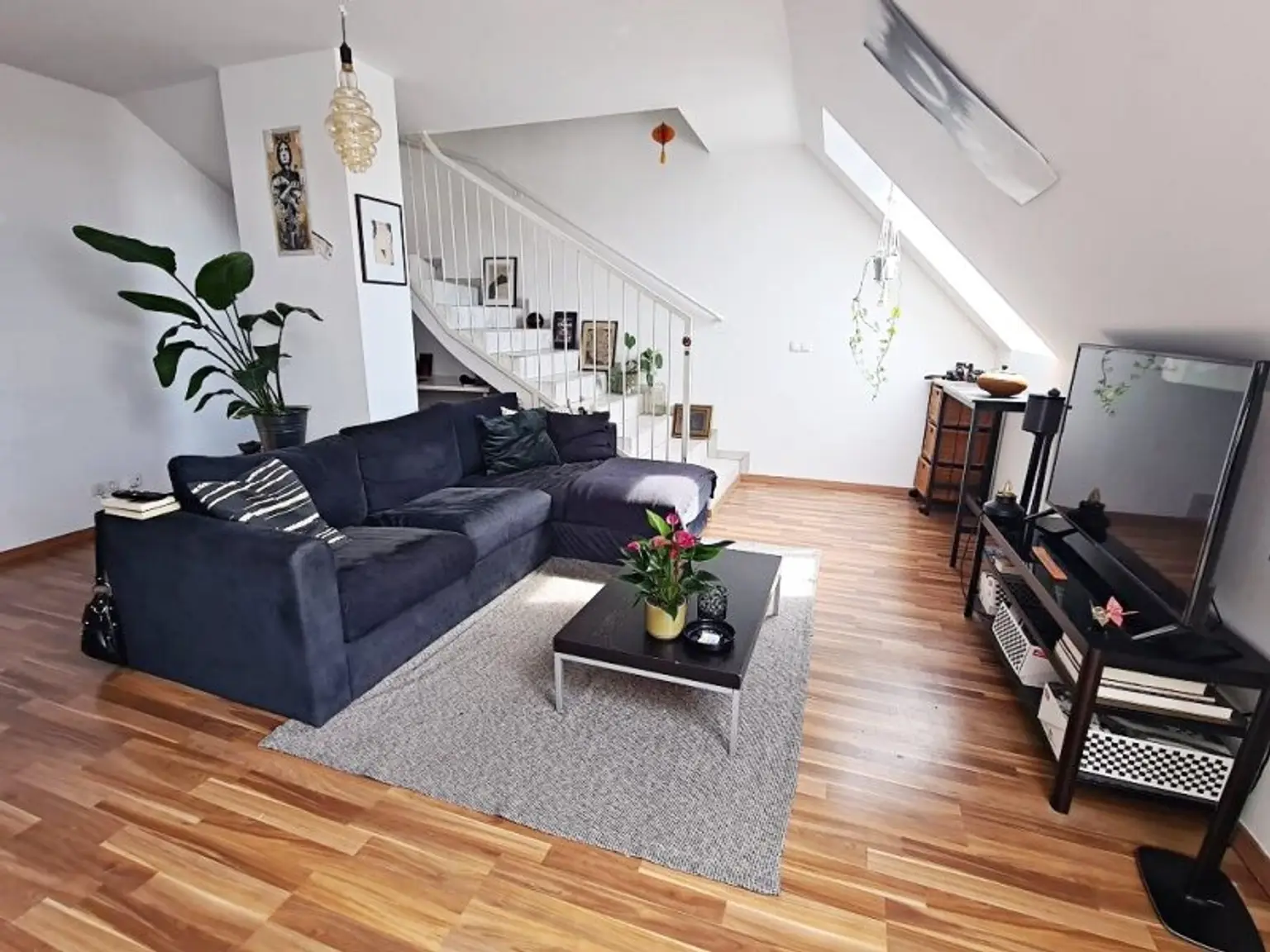 DACHGESCHOSS, U3-NÄHE, 55 m2 Maisonette, 2 Zimmer, Kochnische, Duschbad, Fernblick, Meiselstraße