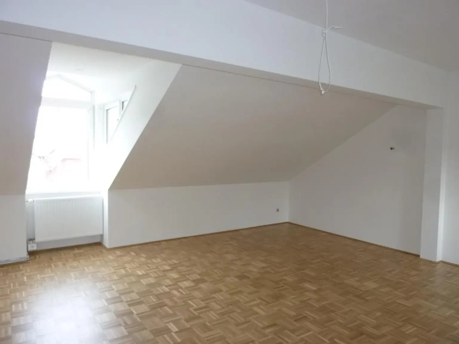 2-Zimmer-DG-Wohnung mit Zugang zur Terrasse!