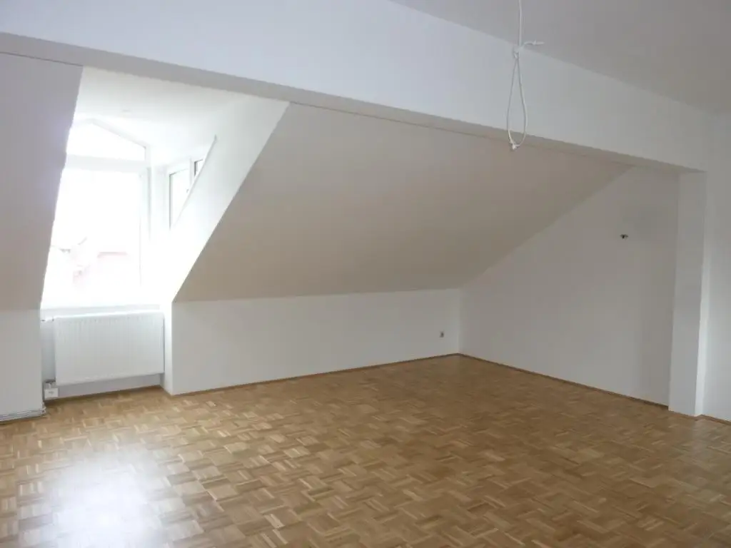 2-Zimmer-DG-Wohnung mit Zugang zur Terrasse!