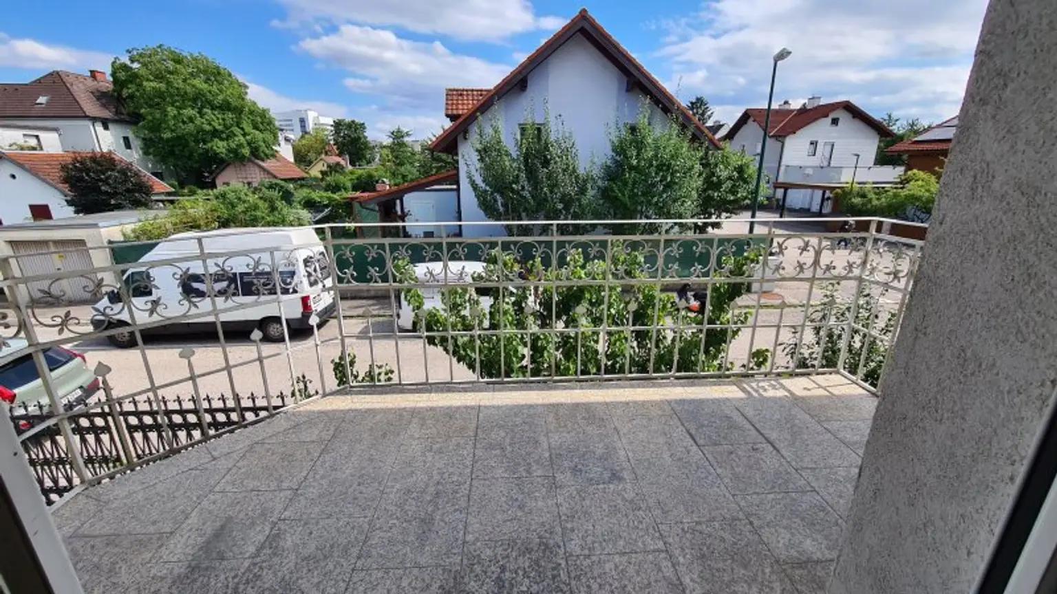 Sehr ruhige Siedlungslage - Riesige (teilbare)  Etagenwohnung mit 2 Balkonen, Garage, Sauna in einem sehr gepflegten Haus