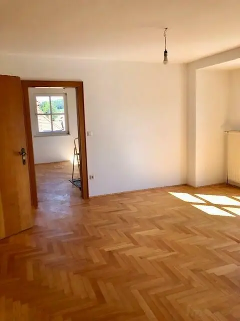 Wohnzimmer mit Zugang zum Schlafzimmer 1