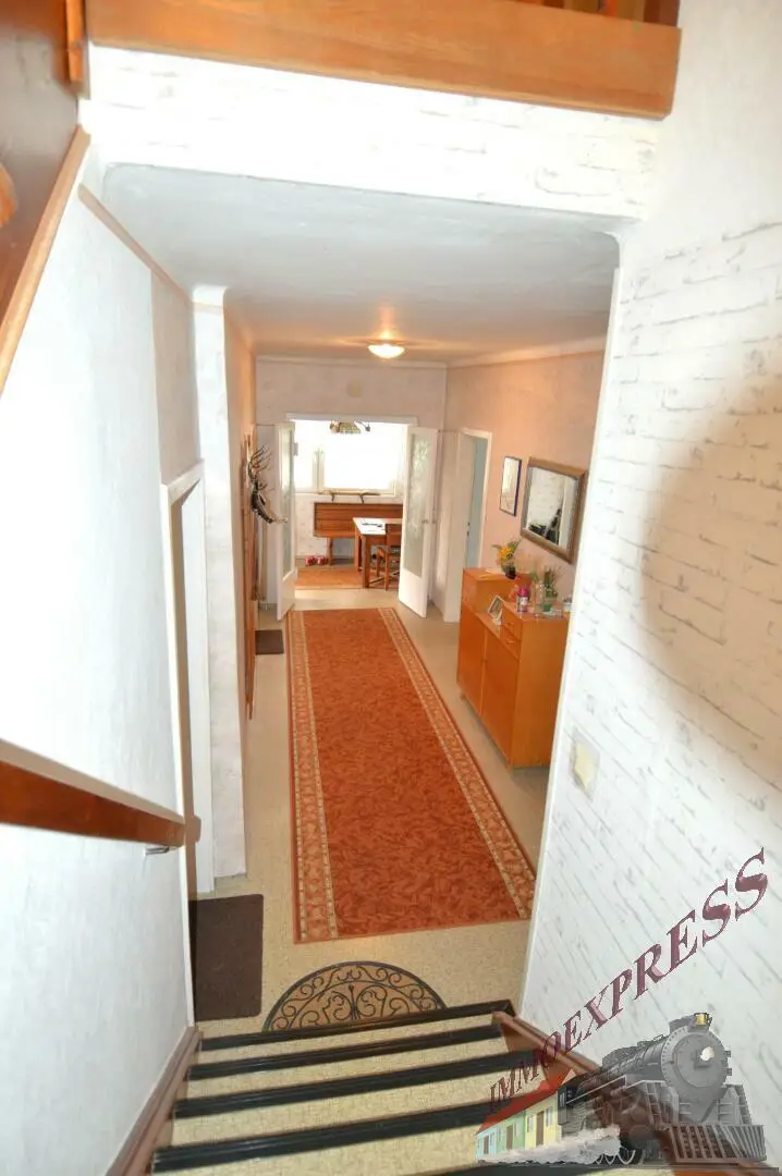 Ein-/ Zweifamilienhaus auf 1.490 m² mit Einliegerwohnung und Garage - Sackgasse